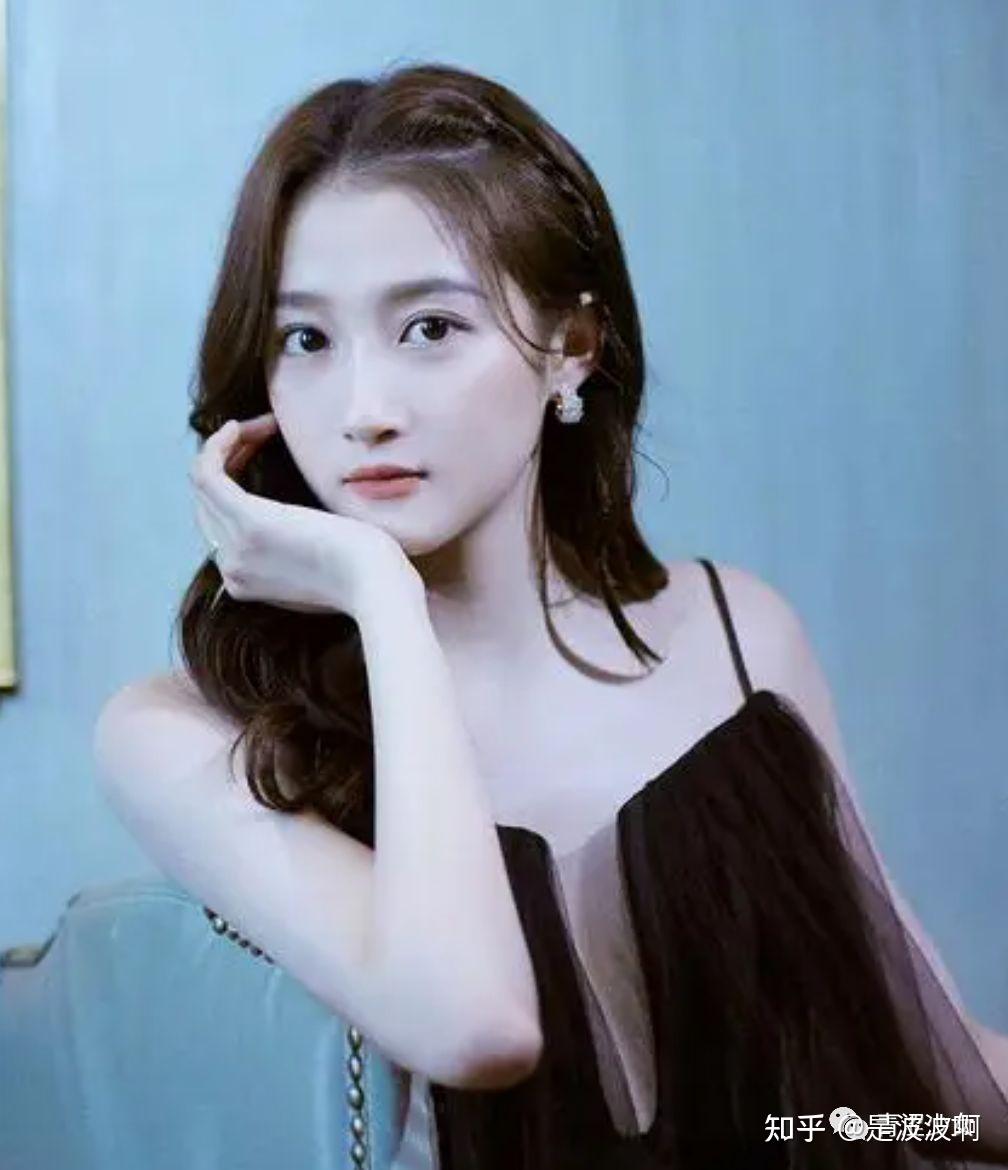 关晓彤半透明浅色纱裙引发热议灯光开启的那一刻现场太尴尬了