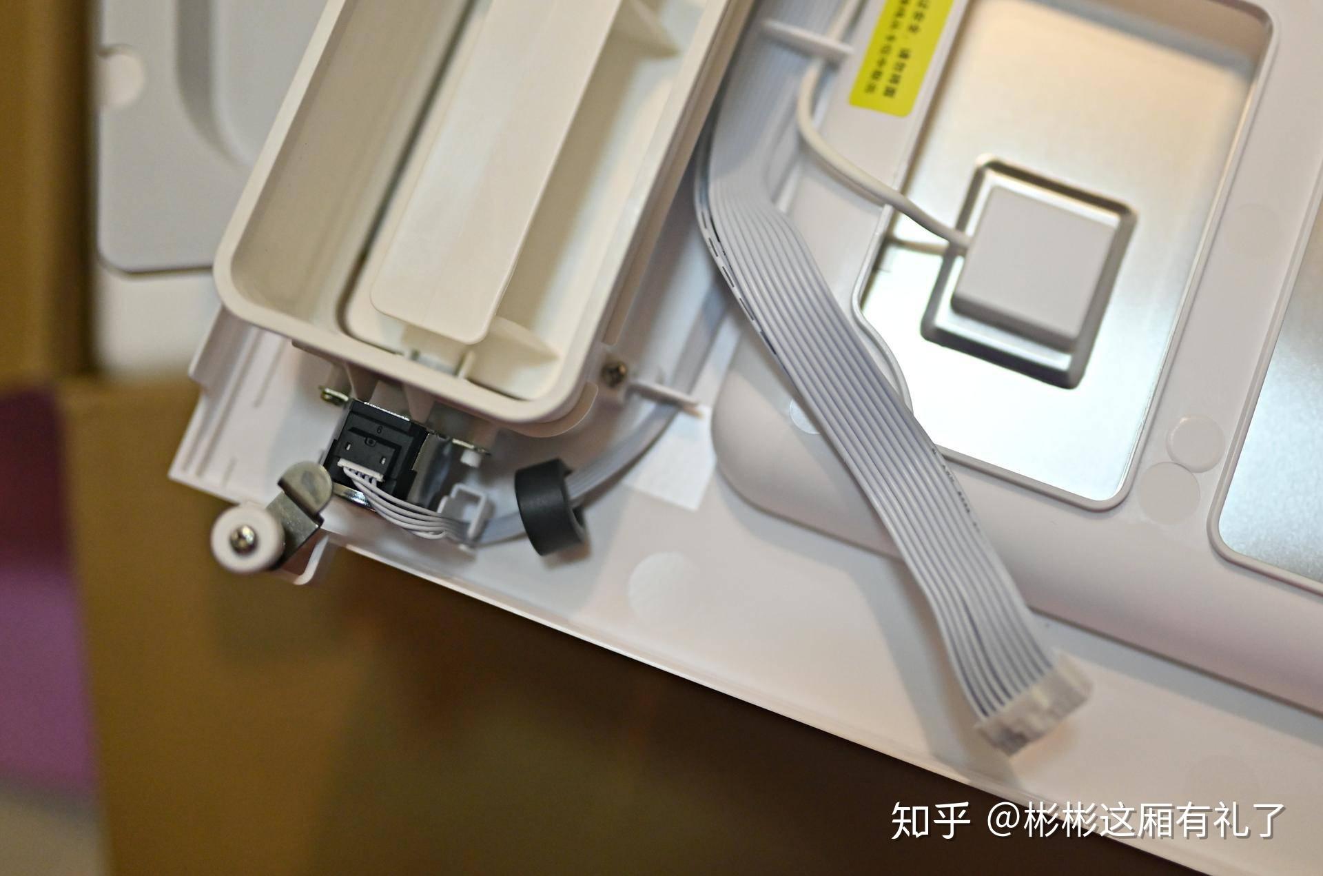 先来简单看一下米家智能浴霸pro的外观和内部构造.