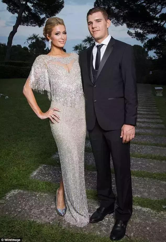 帕丽的未婚夫克里斯比她小四岁,身高190的他是一名演员和模特,2008年