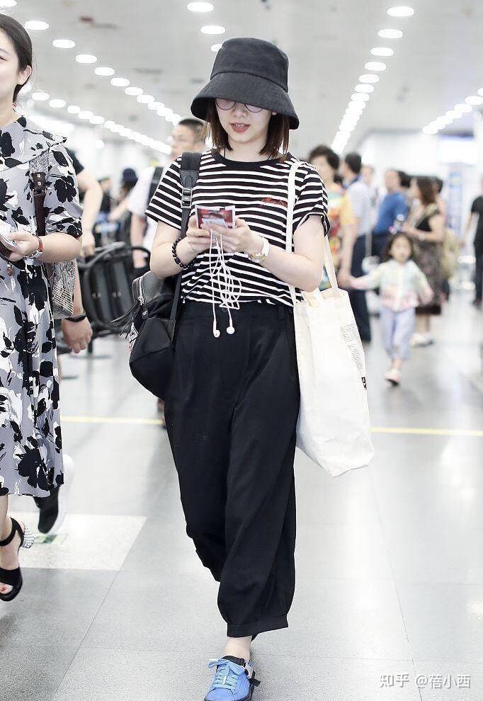 不同条纹t恤的搭配