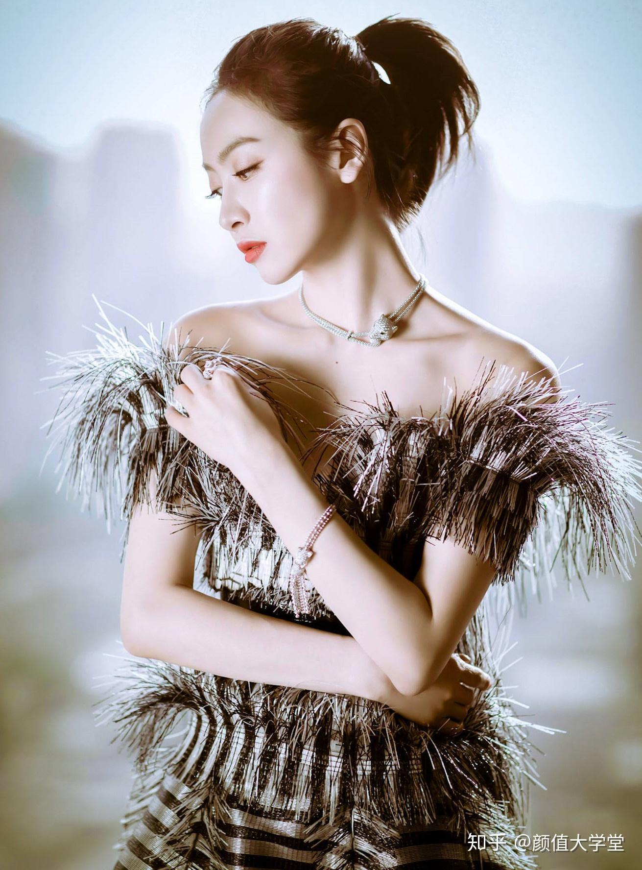 身上没有一丝赘肉,穿起露肩装的时候肩线和锁骨都呈现出优美的骨骼