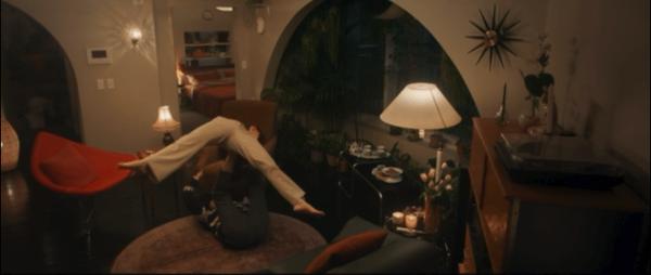 《楼上的人们》太癫了，这新片大胆又含蓄！