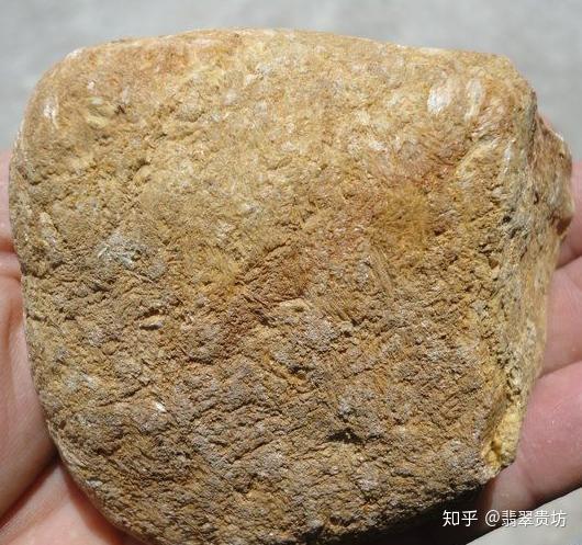 该场区没有石脚层,玉石是由上游经流水搬运而来,因而属于冲积型砾石玉