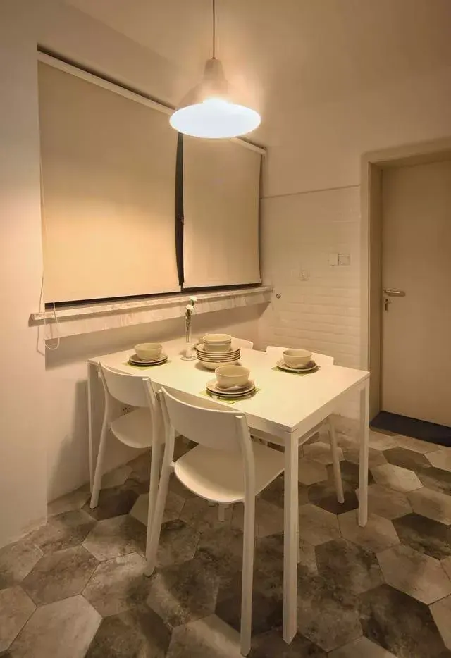 屋主简单改造后的出租屋租金直接从1100涨到2600