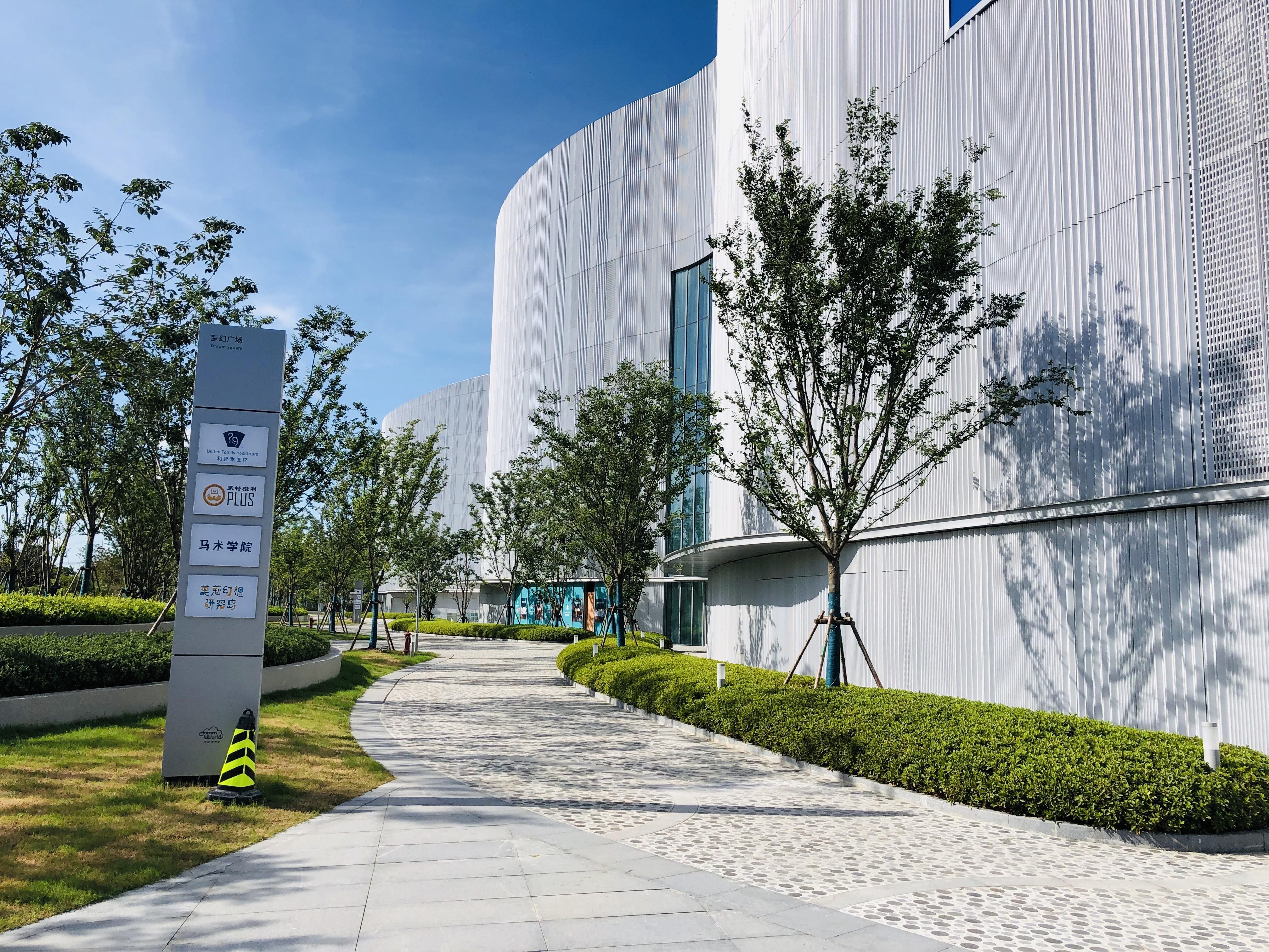 元祖梦世界临近g50高速入口,这是一条青浦通往上海市区的主要交通要塞