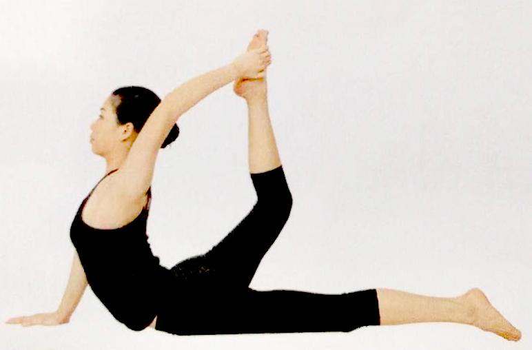 瑜伽美体之手抓脚弓式第三式图文