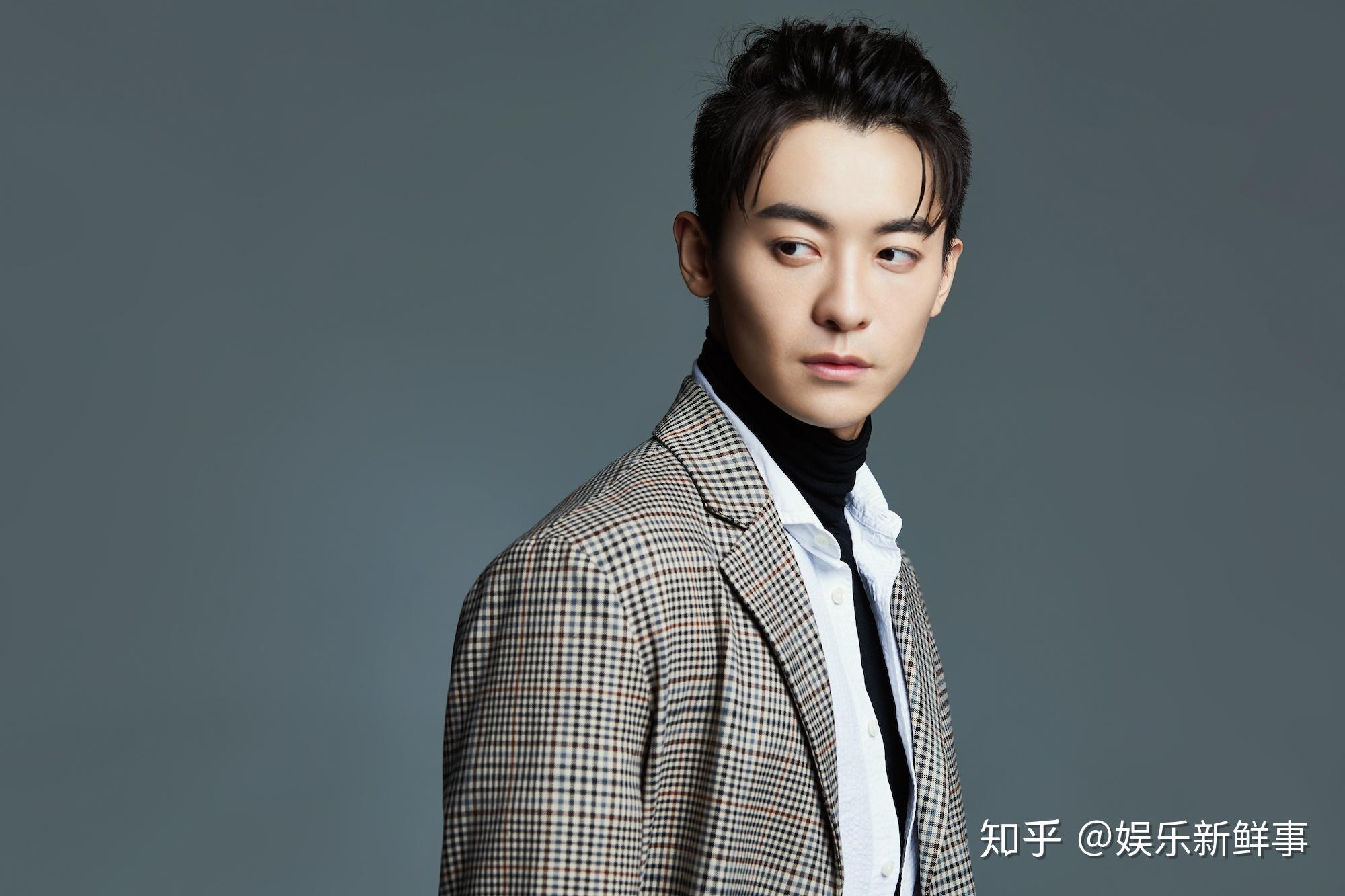 演员赵志伟随性混搭写真曝光小辫儿造型惊喜层出不穷