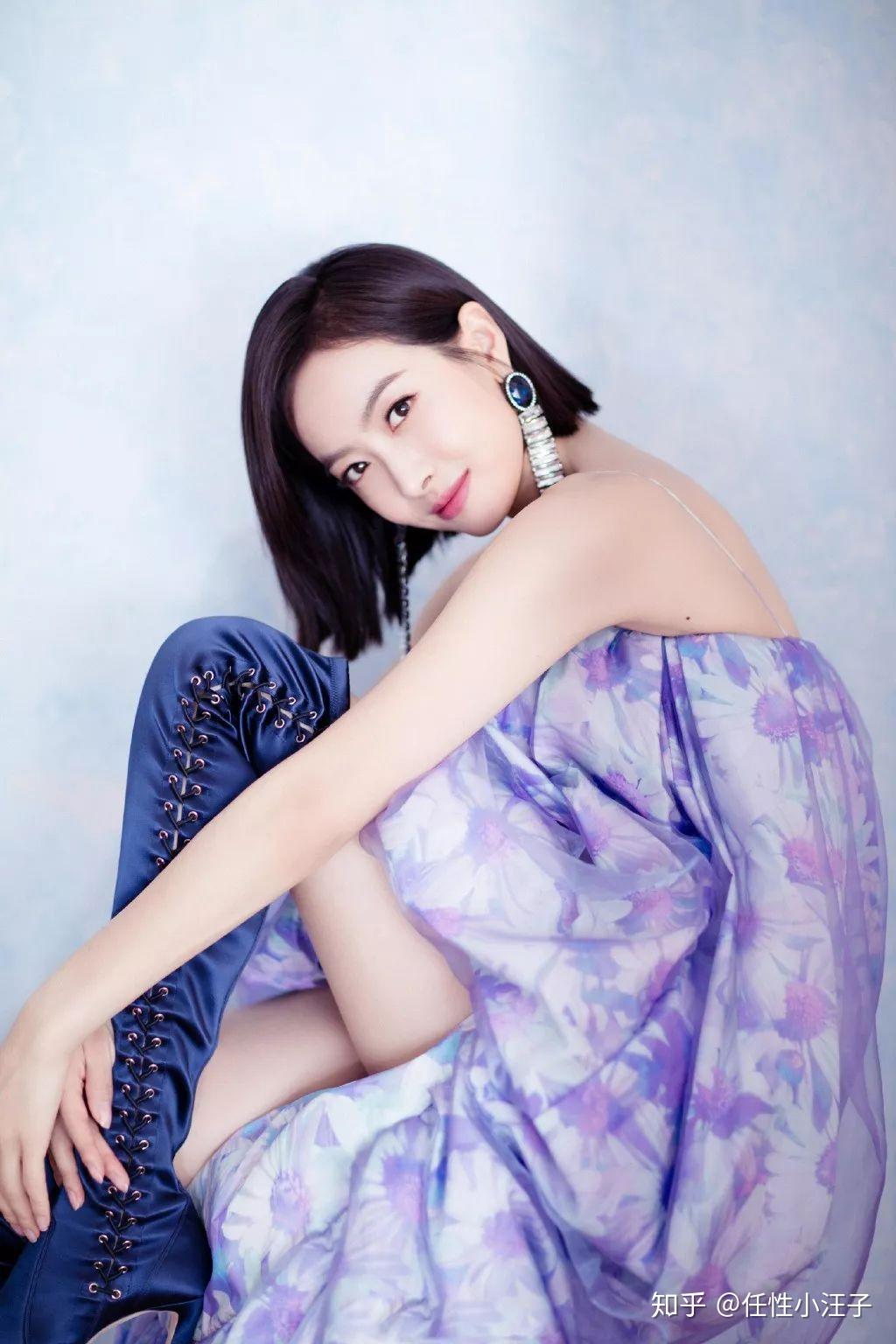 宋茜身着淡紫色上衣,随性的拍照姿势青春又活力