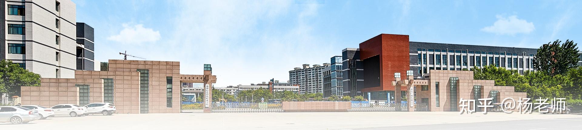 一大学生被敌人抓了,敌人把他绑在了电线杆上,然后问他说:你是