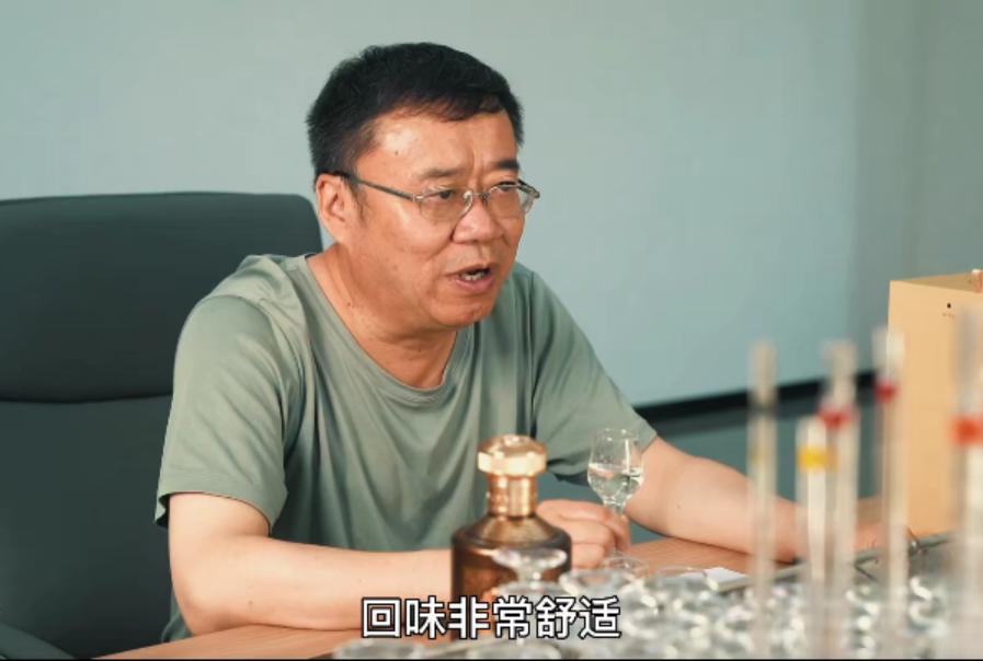 七周年庆典上,肆拾玖坊酒业董事长孙跃携新品"肆拾玖坊封坛酒一斤装"