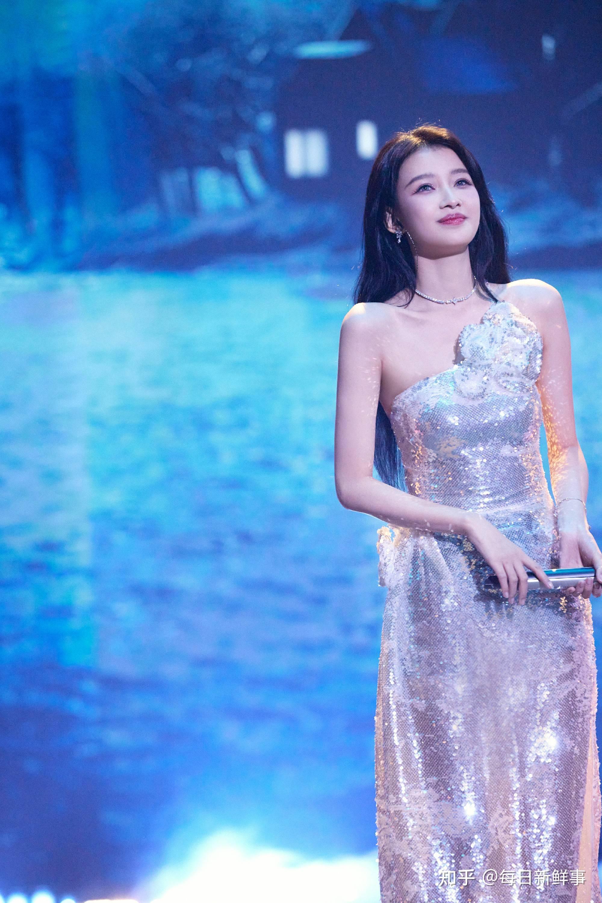 孙怡银色细闪礼裙亮相节目,又甜又优雅魅力值爆表