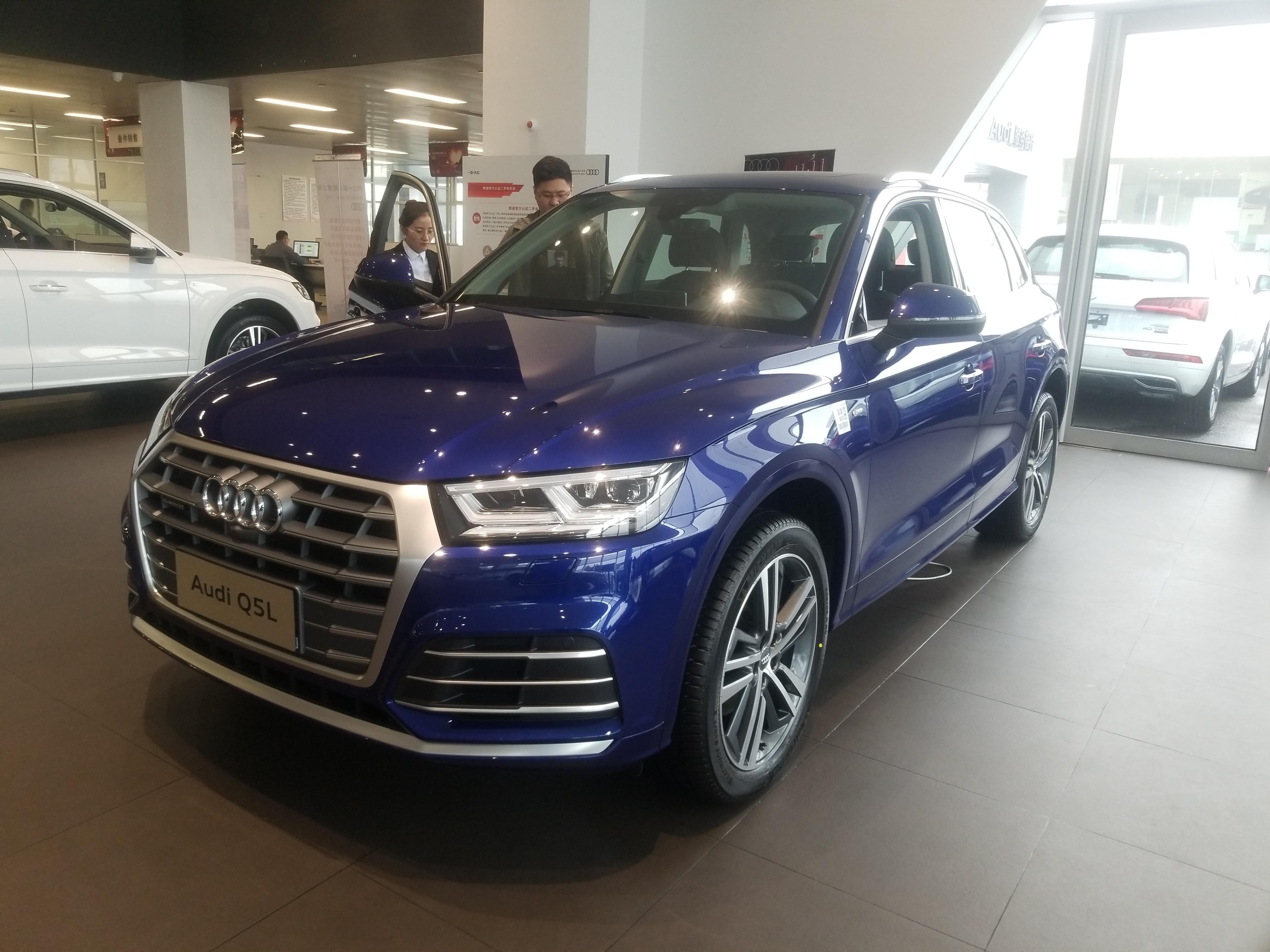 到店实拍2020款奥迪q5l探索蓝色车身很耐看配雨量感应式雨刷