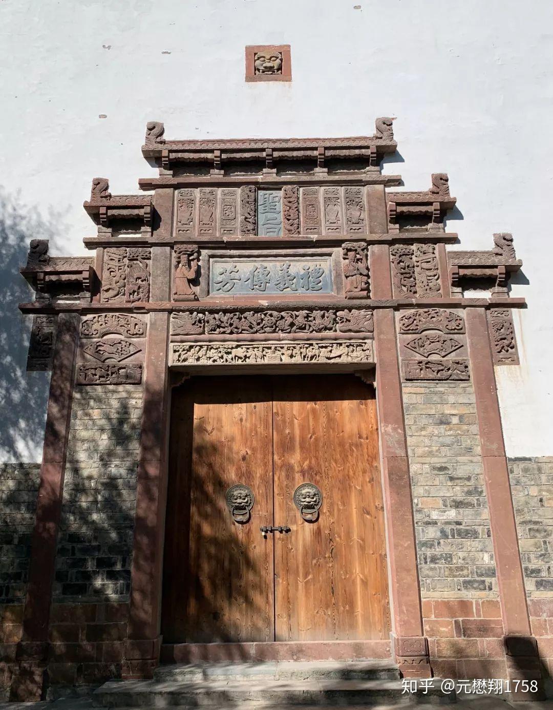 坐落于在北京西山脚下的坦博艺苑,就置身于一座明代徽州古祠堂内,是原