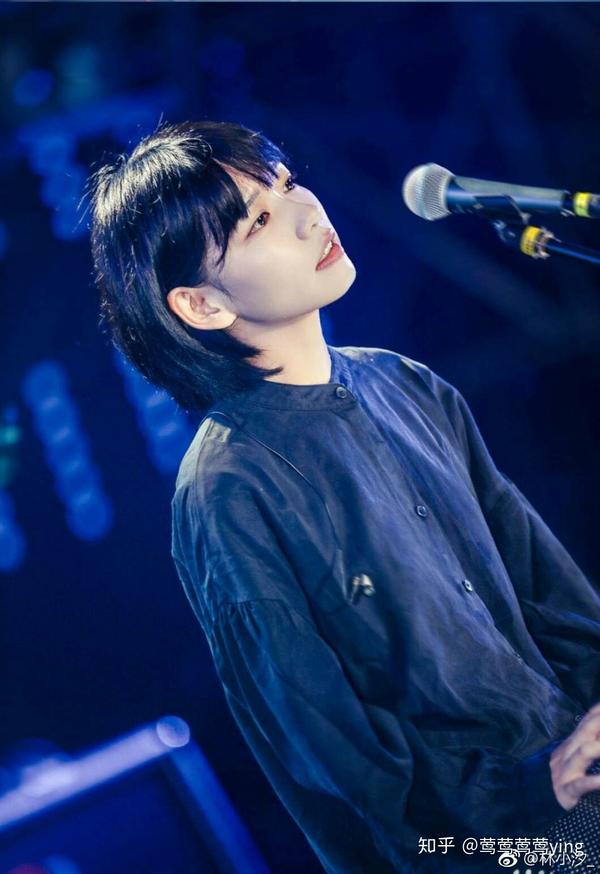 放上两张红鼻子小黑的照片