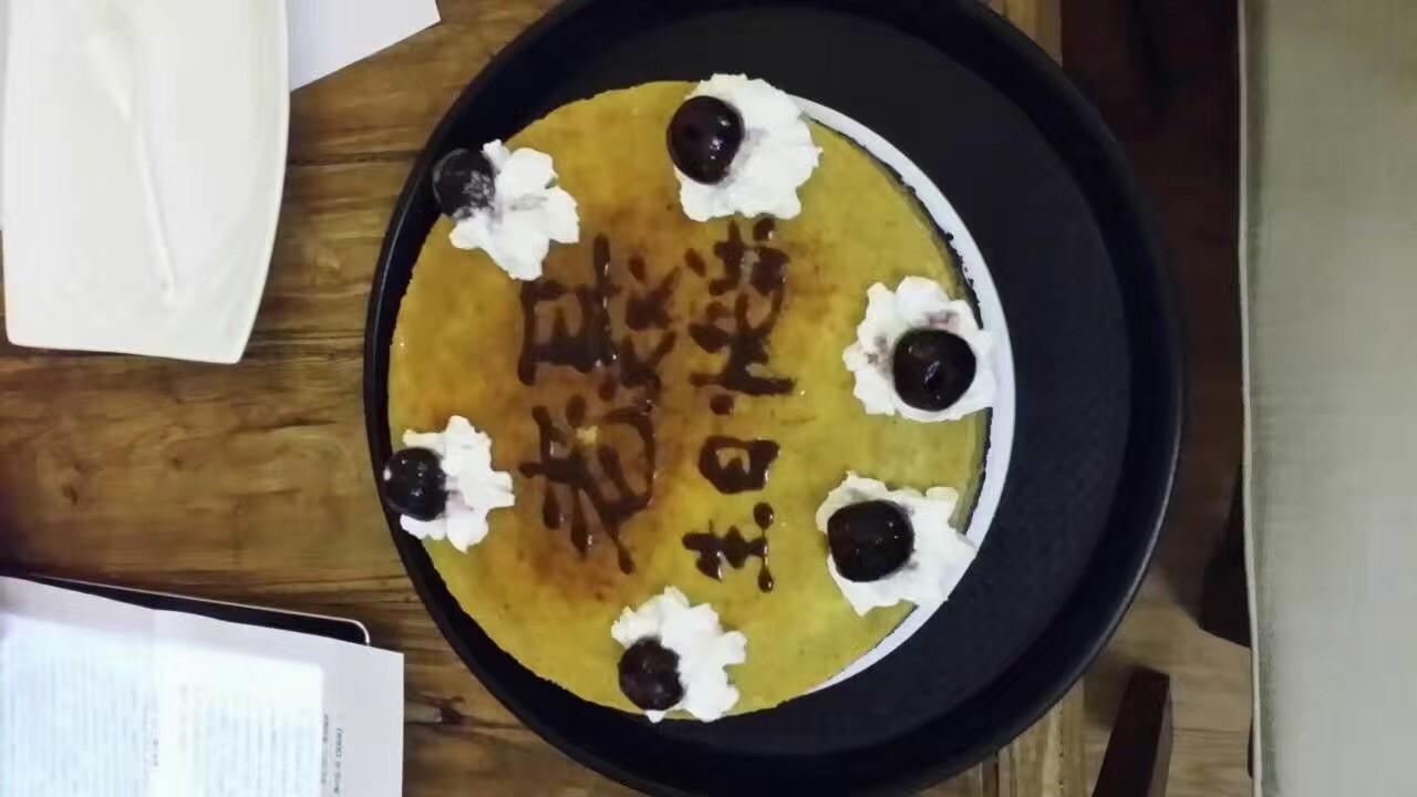 生日时,送上了蛋糕@johann faust也在表演的相声《一鸣惊人)