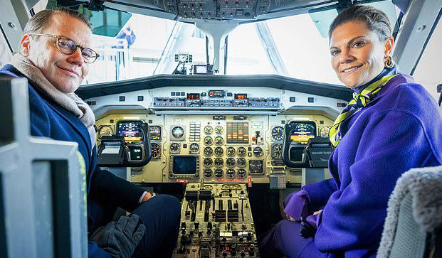 王室成员还抽空参观了萨博340的驾驶舱