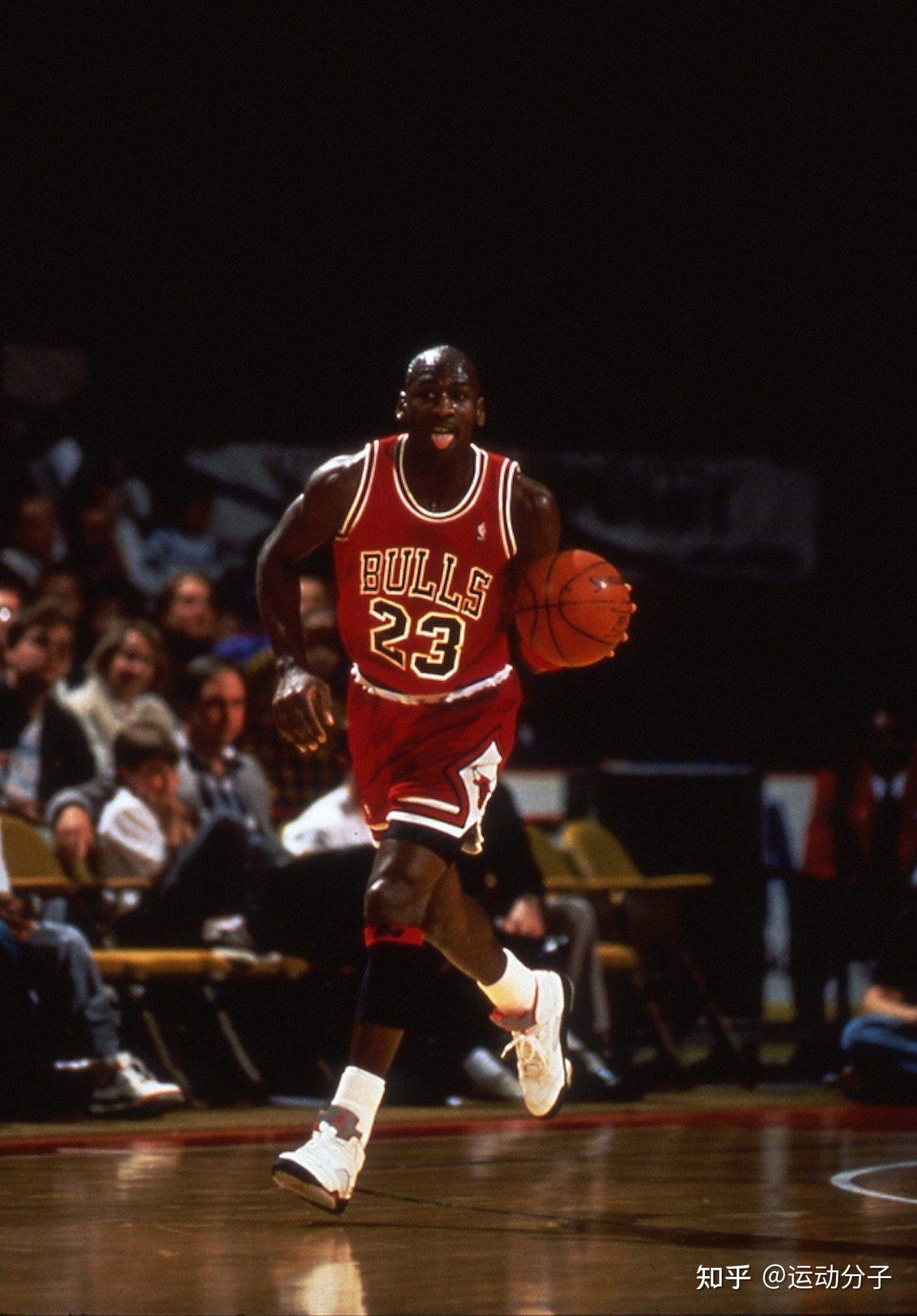 谁能解释一下乔丹上篮和灌篮时总是伸着舌头那时候对抗那么激烈万一撞