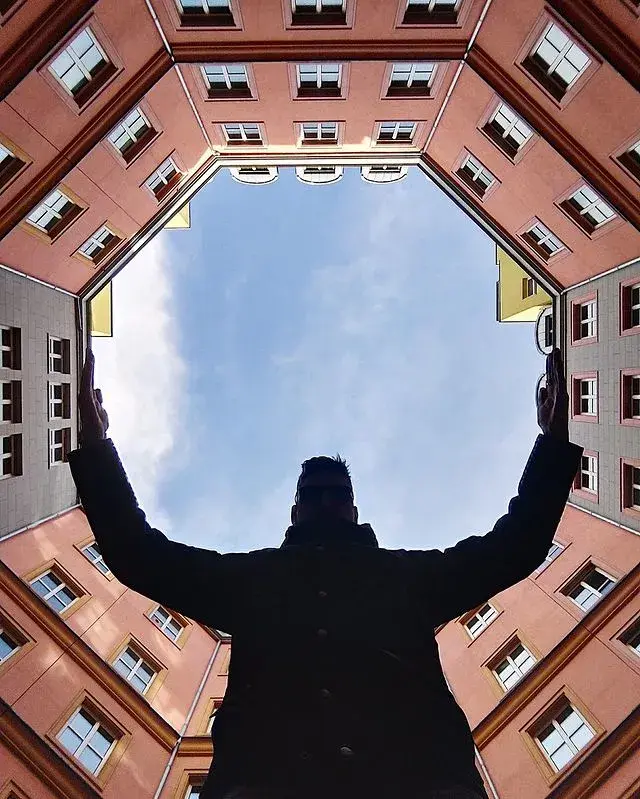 通过错位拍摄,它们与人一起"互动".