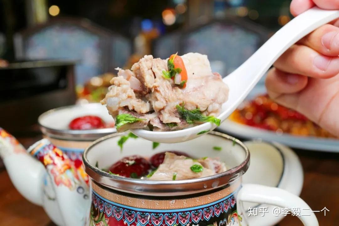 走进饭馆,坐下,要一个「缸子肉」,一边吃馕,一边畅快淋漓地下手抓着吃