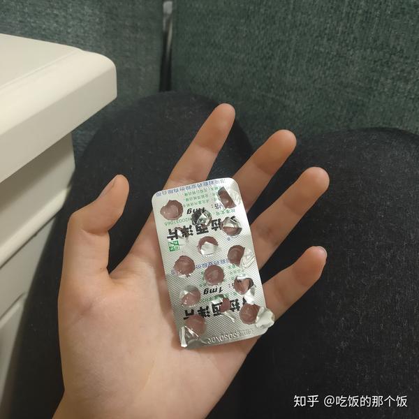 抑郁症吞药图片