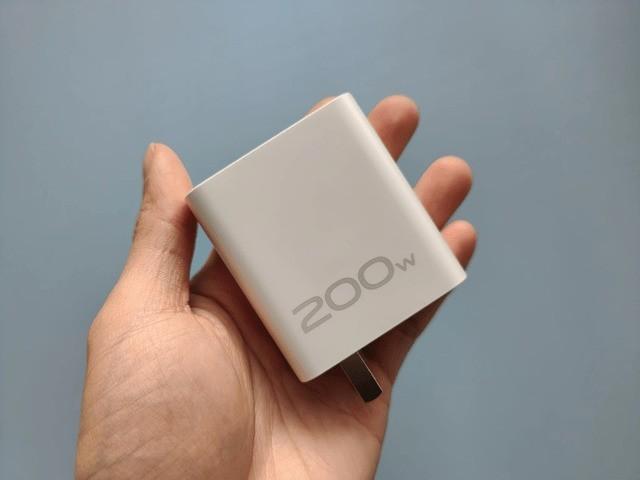 值得一提一说的是,iqoo11 pro的充电线也特别的自然,它不只够粗,长度