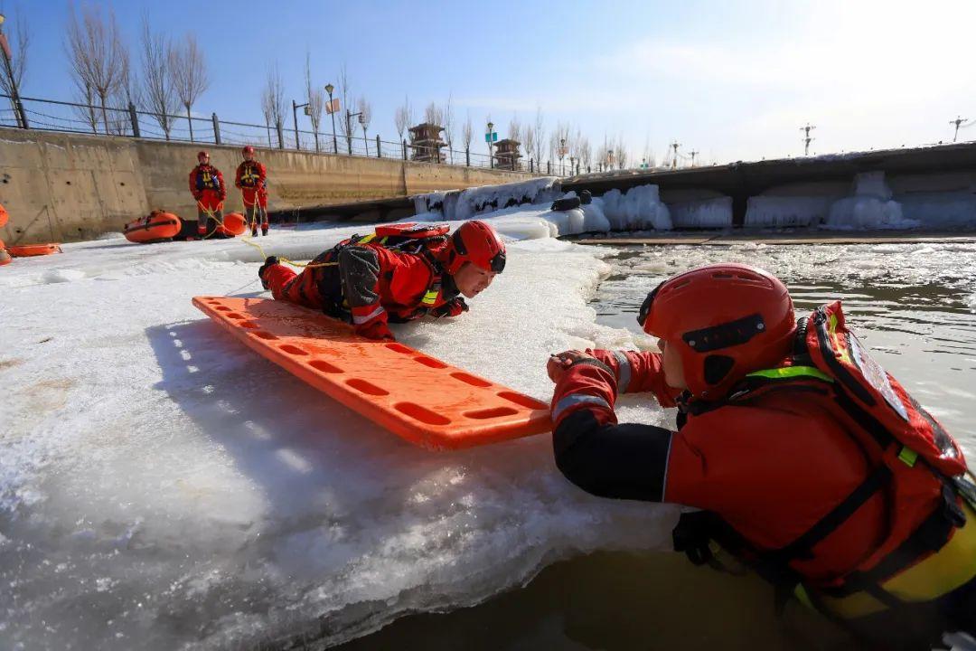 基层动态蓝朋友爬冰卧雪锤炼冰面救援硬实力