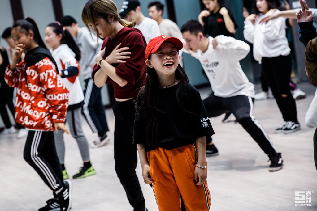 想学韩国im舞室的舞蹈,应该报什么舞种?初学者可以吗?