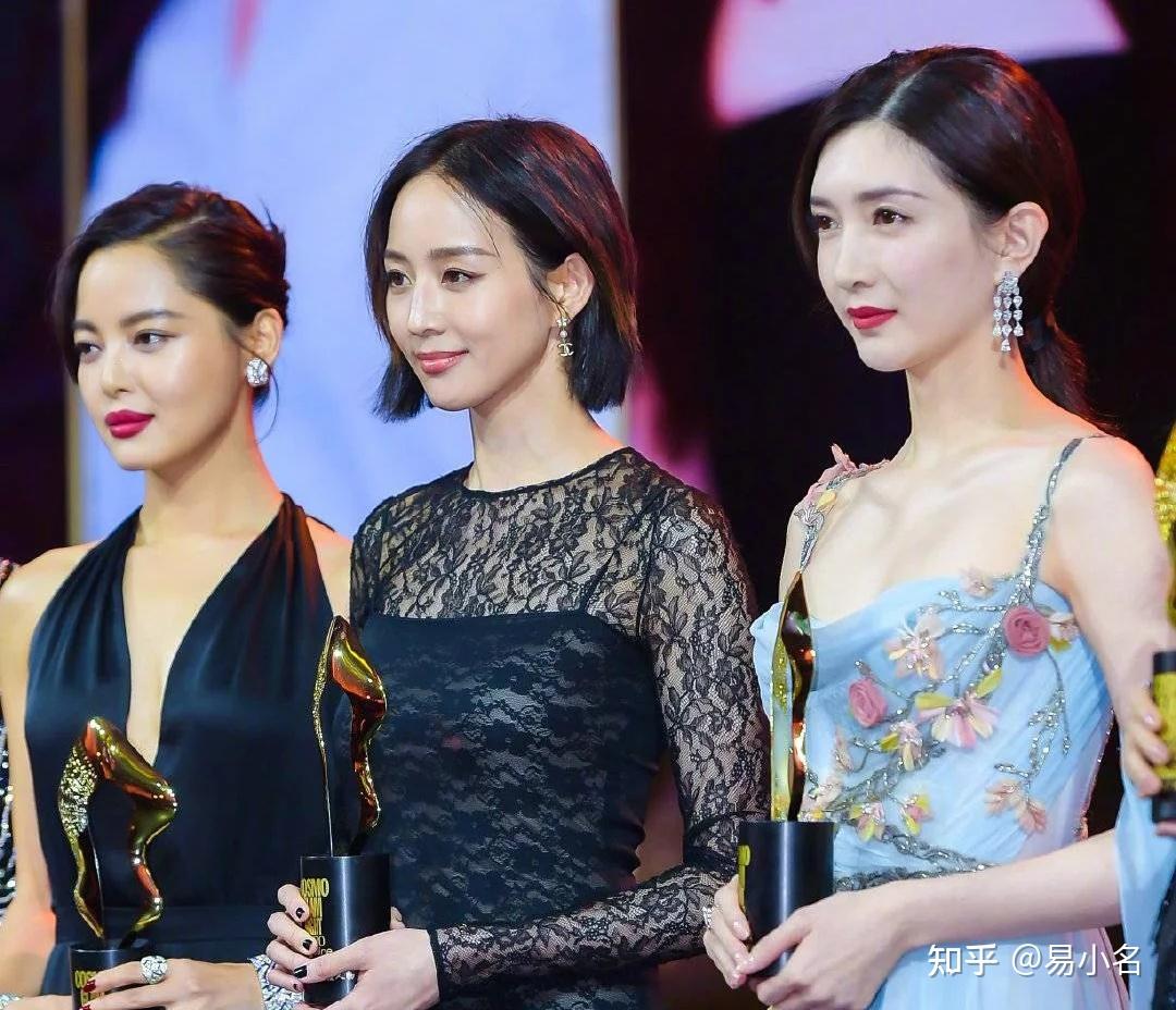 李小冉和江疏影是出了圈的冷白皮,在颜值不俗的娱乐圈,白到发光的肤色