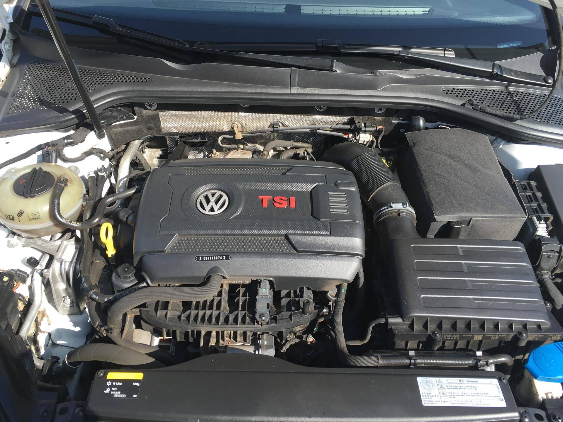 打开发动机舱,在我们面前的是大众最新的第三代ea888发动机(220匹马力