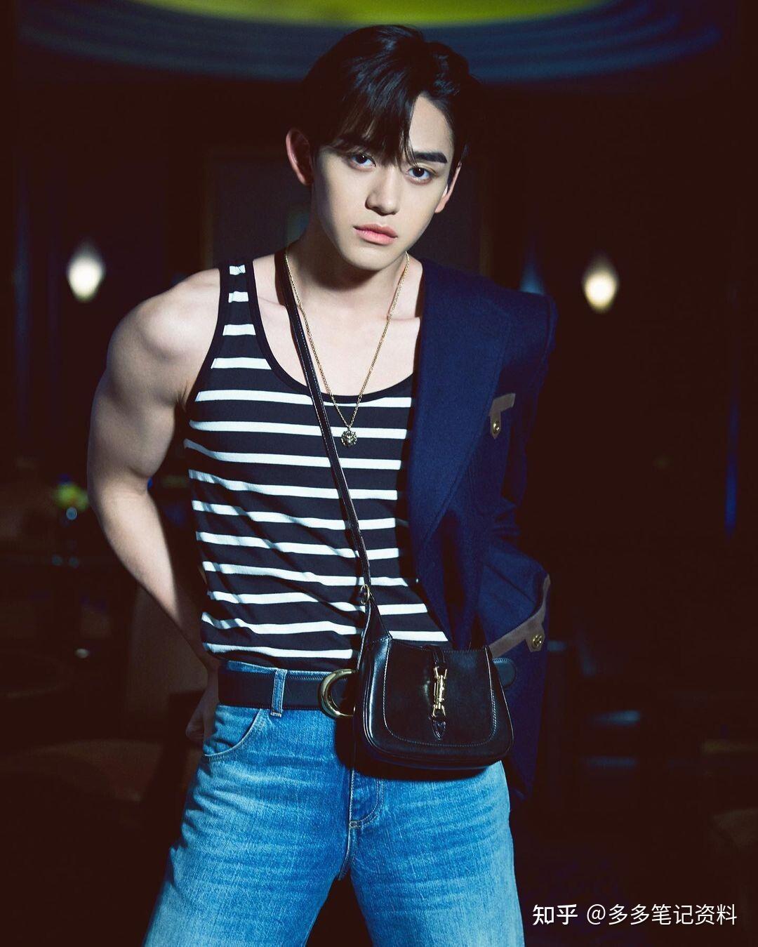 前男团nct成员「lucas」黄旭熙有著183的高挑身材和帅气脸蛋,低音砲配