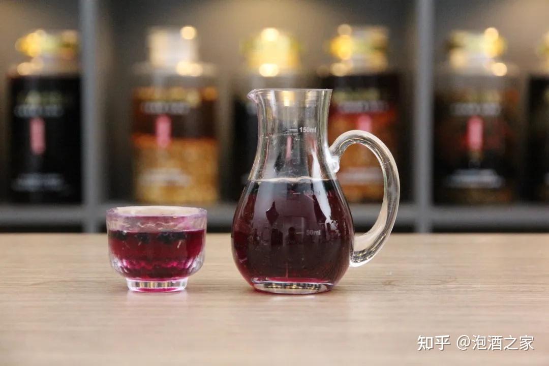 黑枸杞泡酒一斤酒要放多少克黑枸杞，一斤白酒泡多少黑枸杞