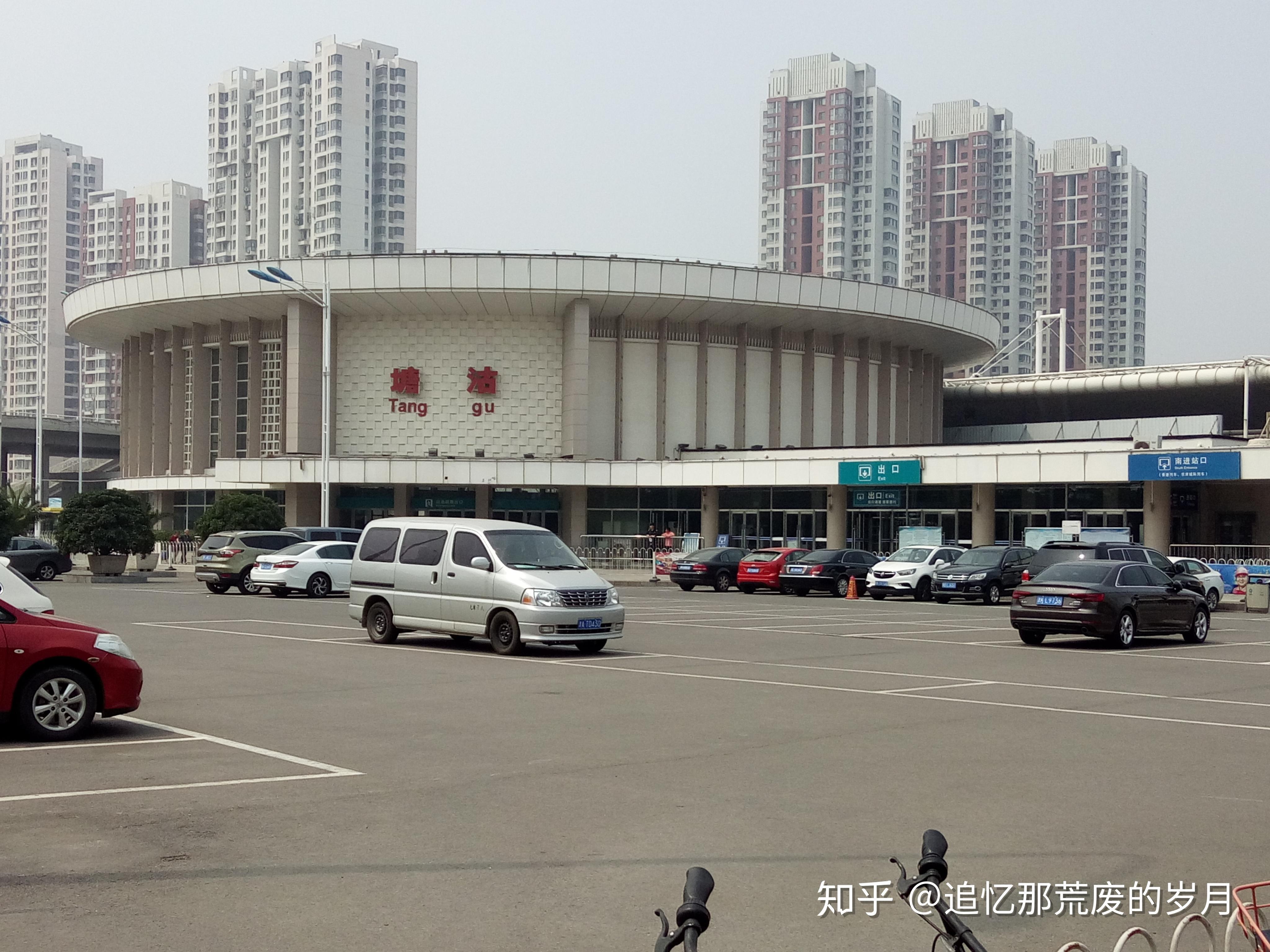 塘沽站位于京津城际高铁延长线和津山线上,是两者的中间站,其中城际场