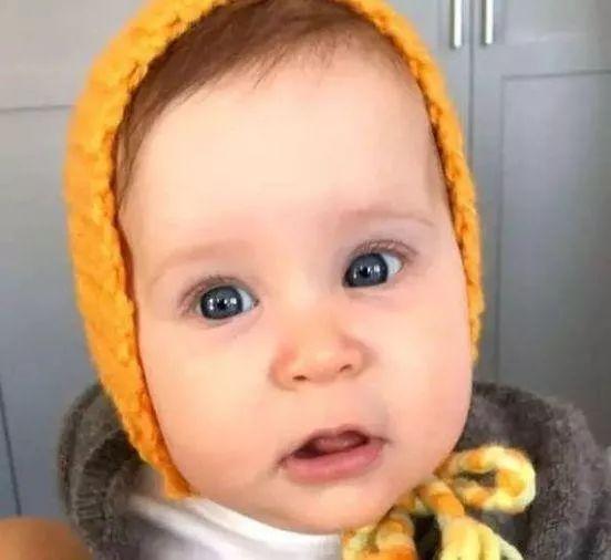 老来得女的唐尼看到出生的小宝贝,松了一口气,"太好了,像老婆!