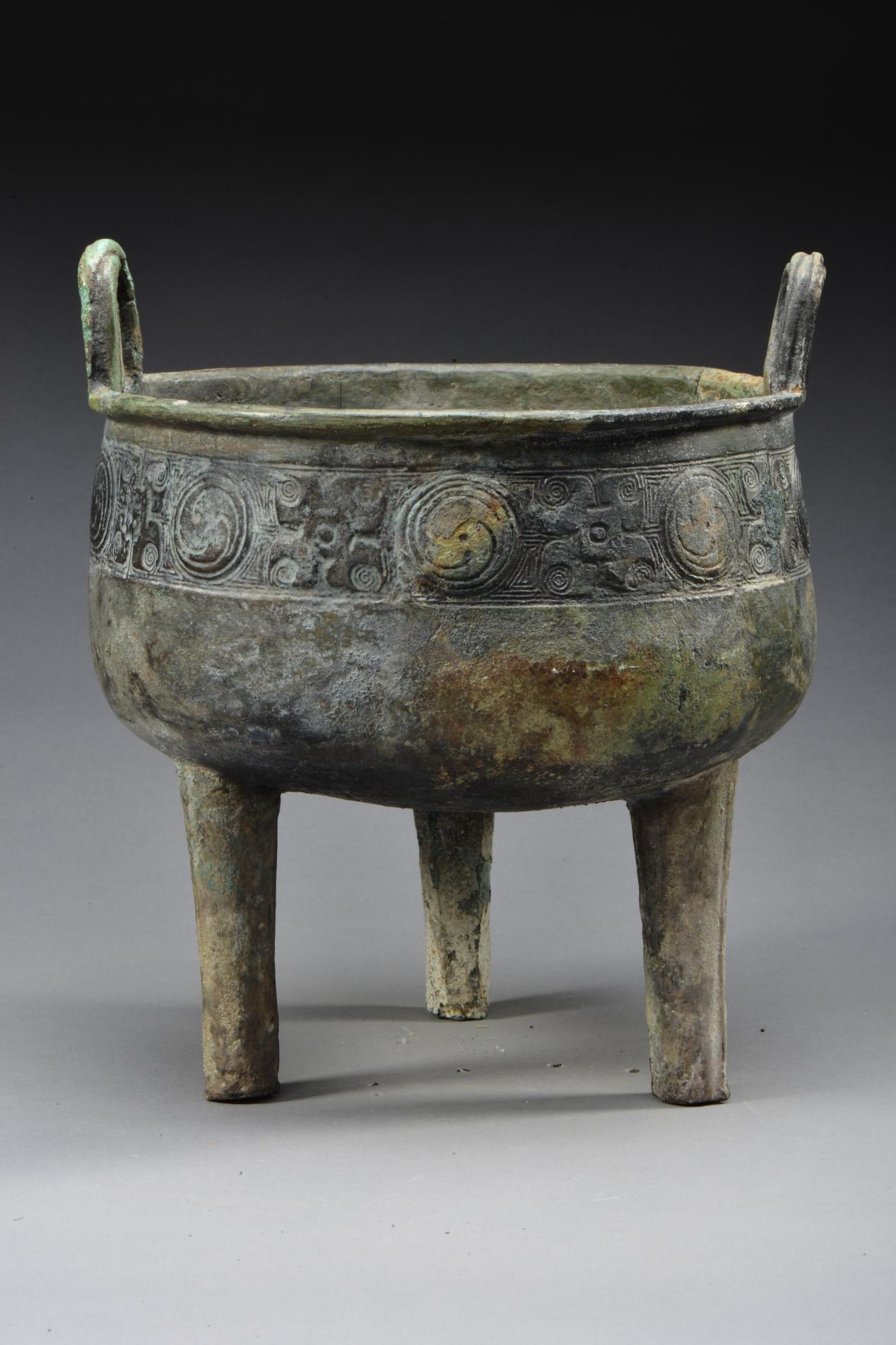 另一件大青铜鼎(am5:53)纹饰简洁,由涡纹和四瓣目纹环绕,属于典型的