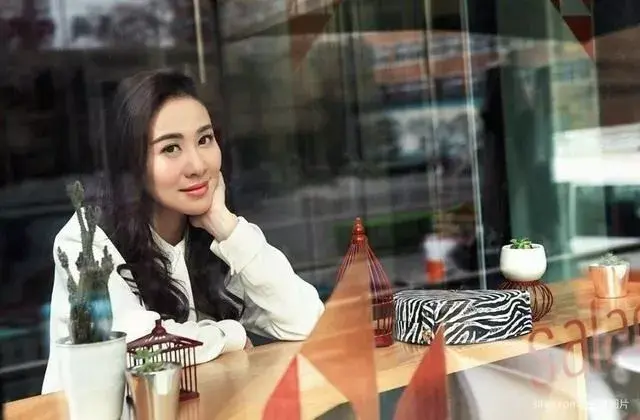 网友kitty-minmin吕小敏是小默先生前女友,小默先生又是艺人叶璇的现