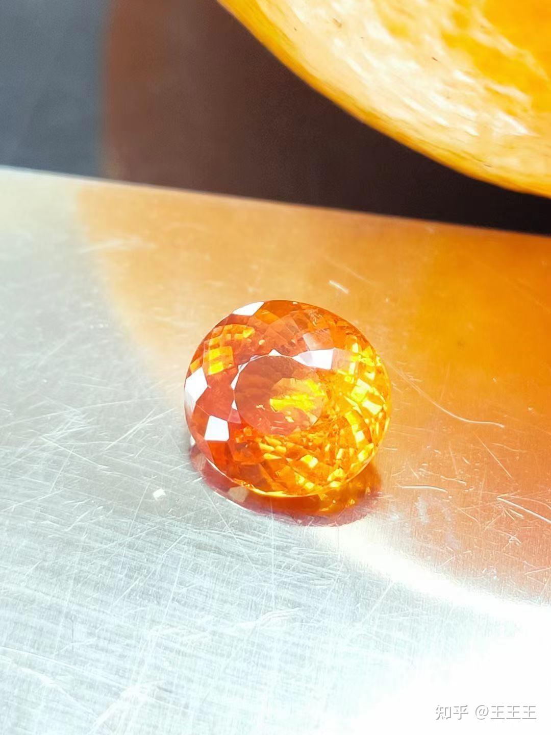 石的橙色,它温暖明艳,给人带来希望,带来极大视觉冲击,可能同碧玺之