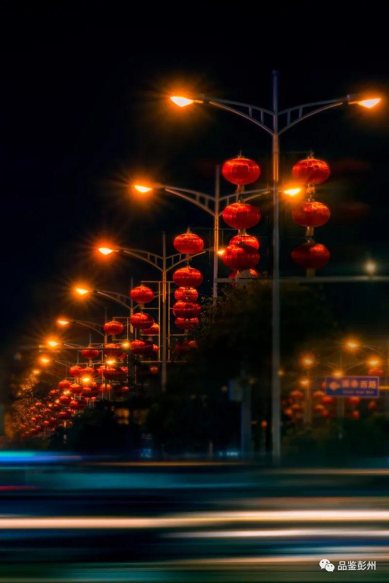 彭州街头大红灯笼高高挂