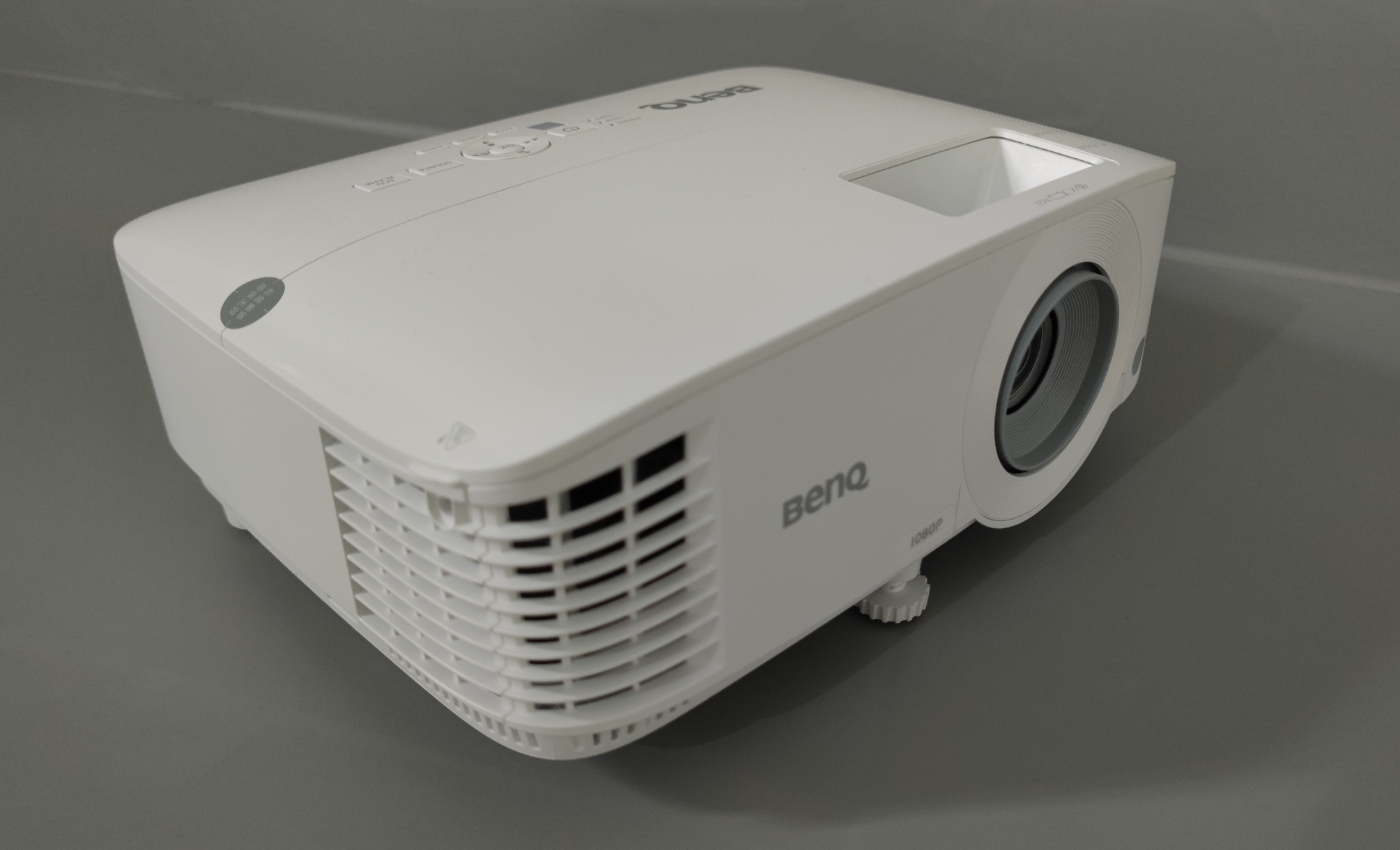 办公投影仪家用居然也可以2022商务办公投影仪推荐选购指南明基mh560