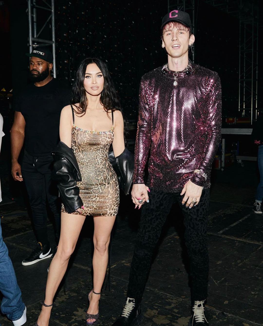 直接全黑rapper纹身引发热议辣妹女友不离不弃