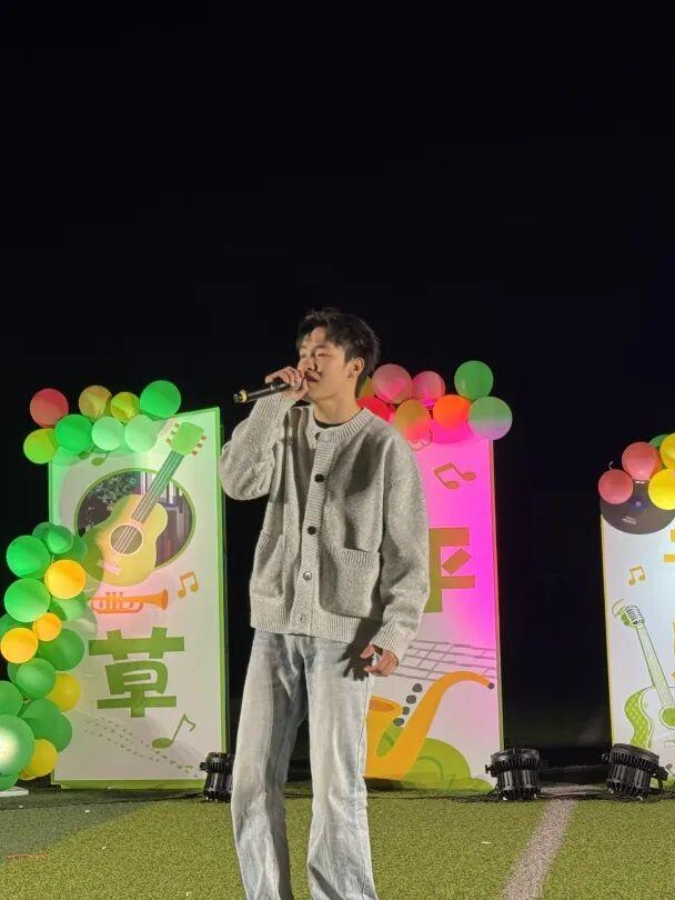 浙江省广播电视中等专业学校富阳校区草地音乐节燃情开唱！(图2)