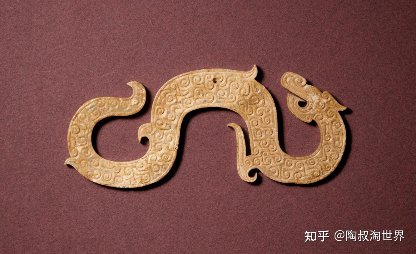 尤其是龙形最具特色,诸如龙首璜,龙形觿以及各式各样龙形佩不一蹲足