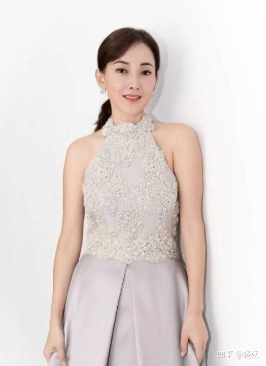 46岁牛莉晒近照身材火辣网友即便50岁依旧会风韵犹存