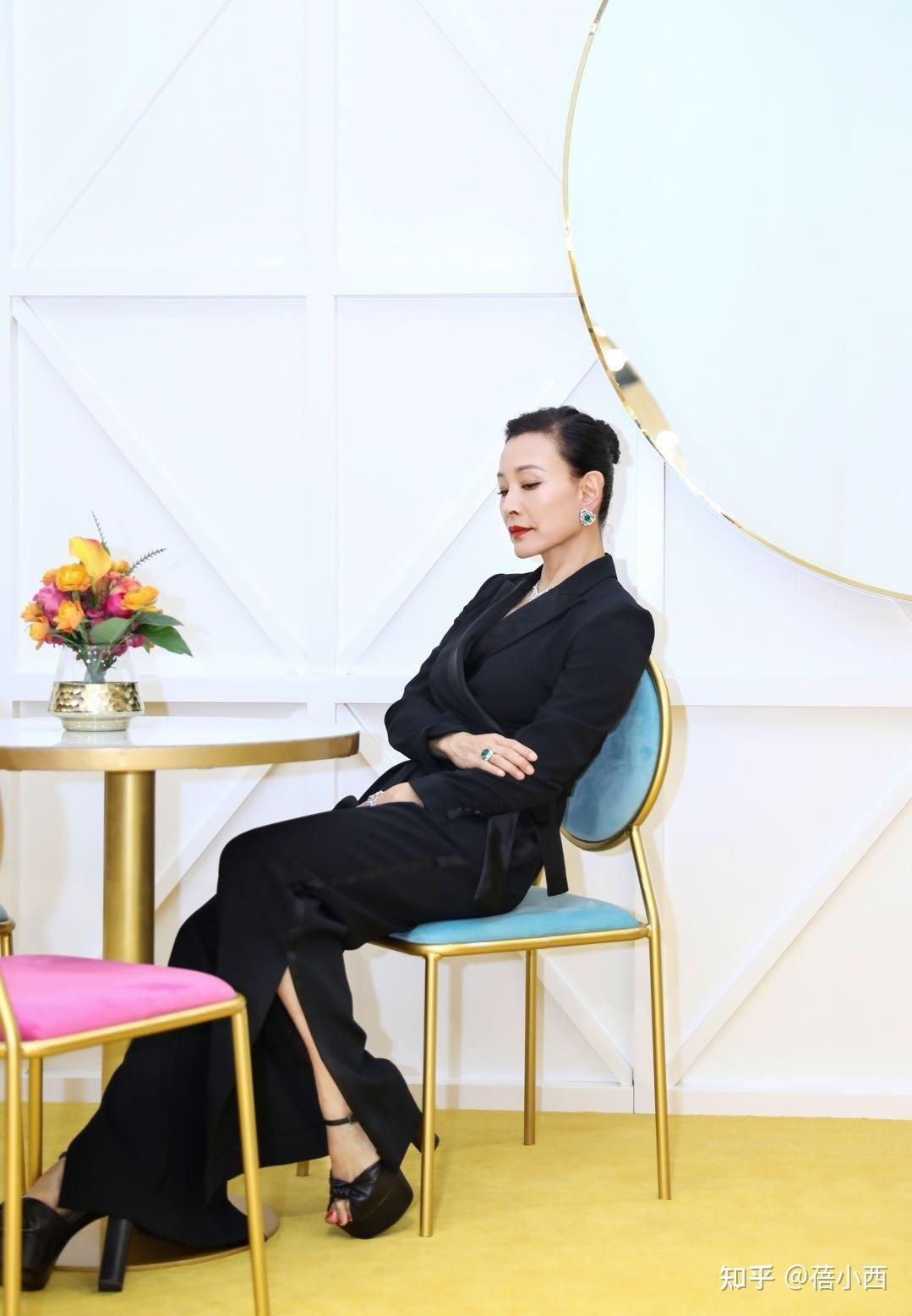 陈冲的肌肉身材挺高级的,连穿土味玫红色挂脖连衣裙,都有国际范