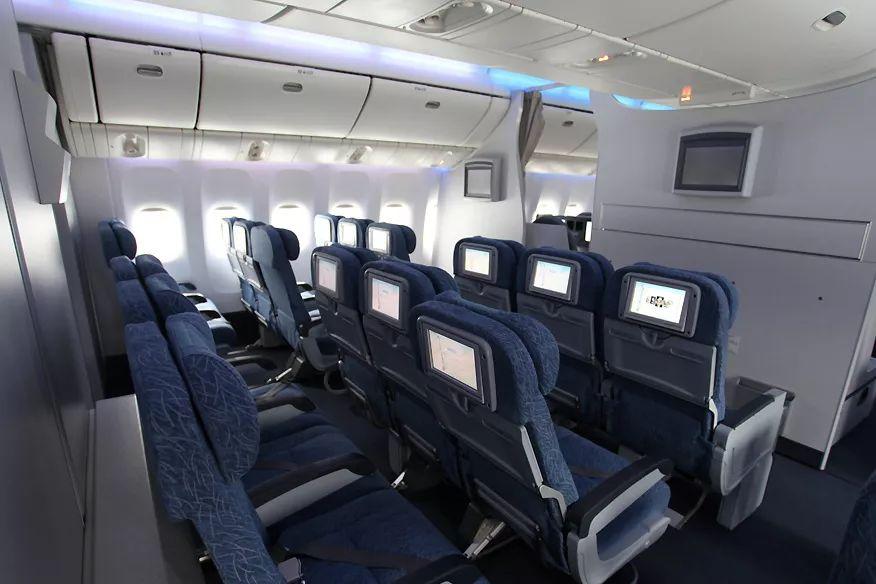 间距公务舱座位配备腰靠和按摩功能公务舱个人套间180°平躺波音777 &