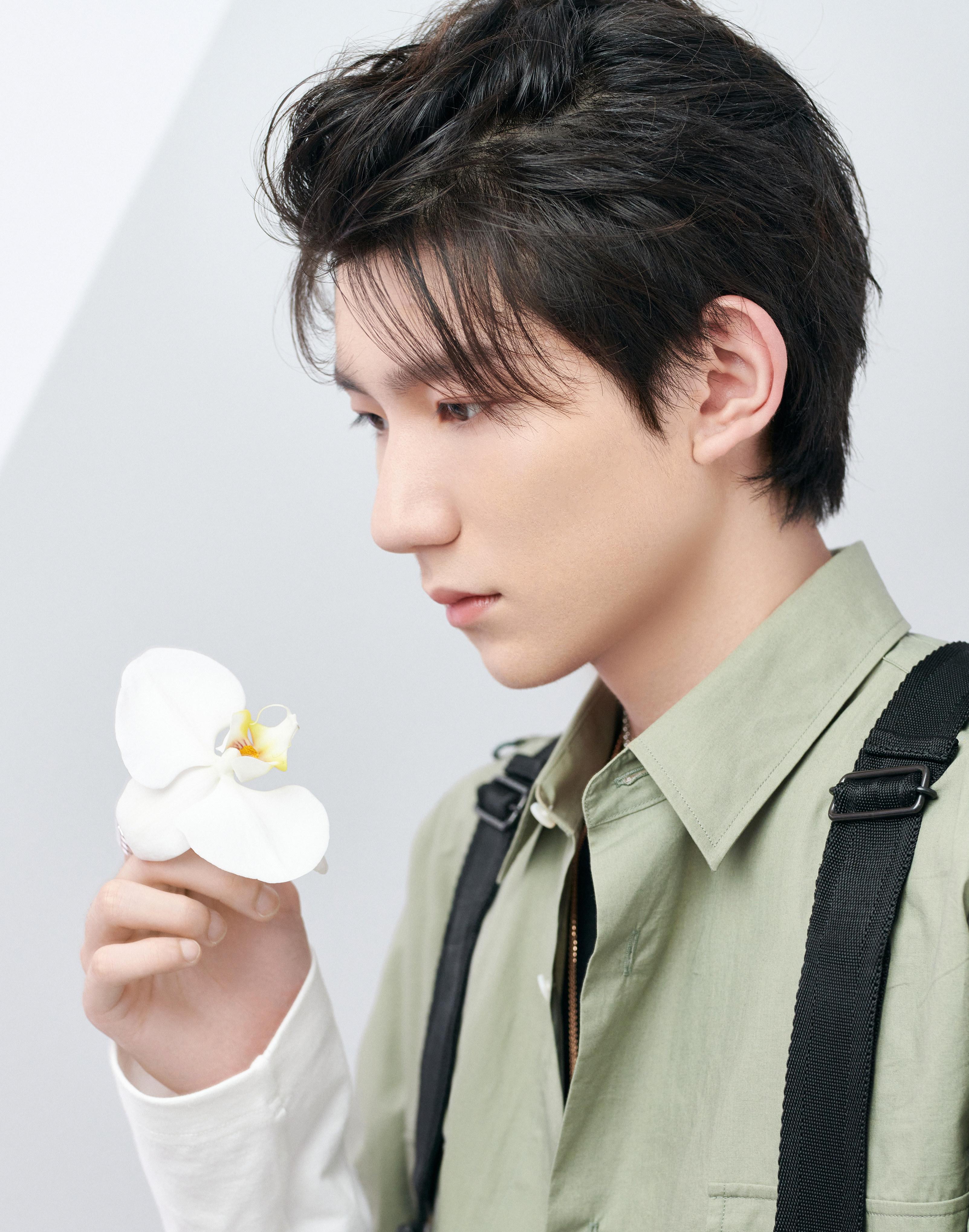 3王源2020年五四青年晚会造型[王源灰绿色上衣半身图]4.