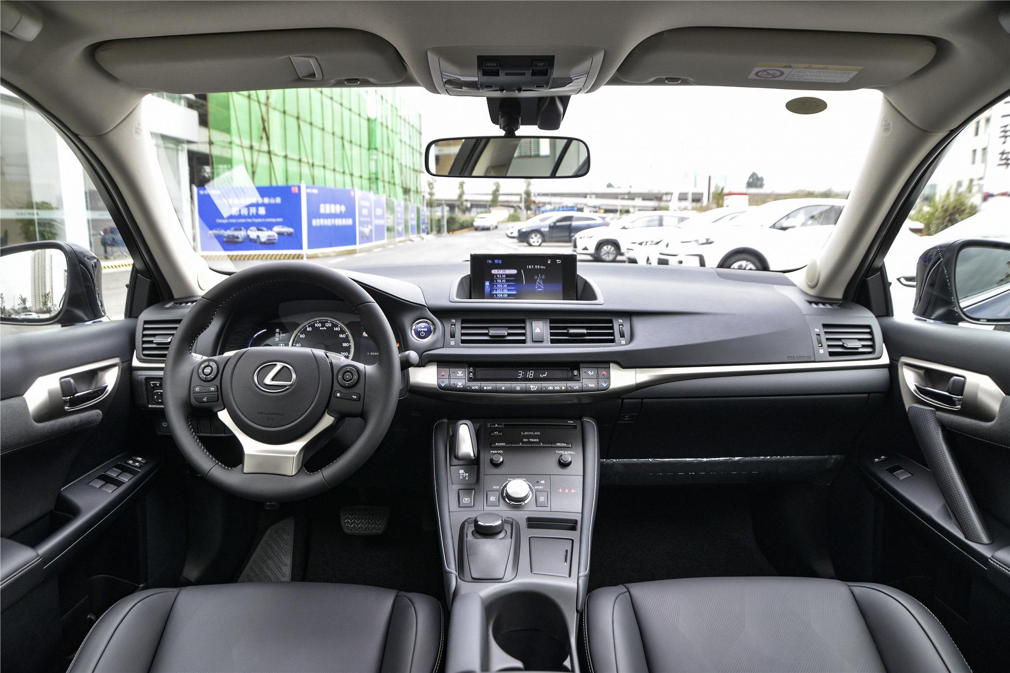 内饰设计都比较偏向"复古式豪华",作为十年前设计的车辆,ct车系的中控