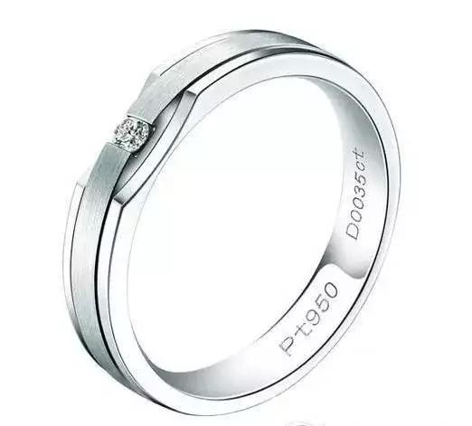 是pd,不同于铂金的pt,其后面也会带有表示把金属含量的数字,比如pd990