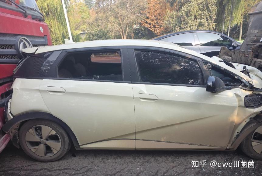 海豚被两台大货车前后夹击却没起火,“安全是最大的豪华”不是随口说说