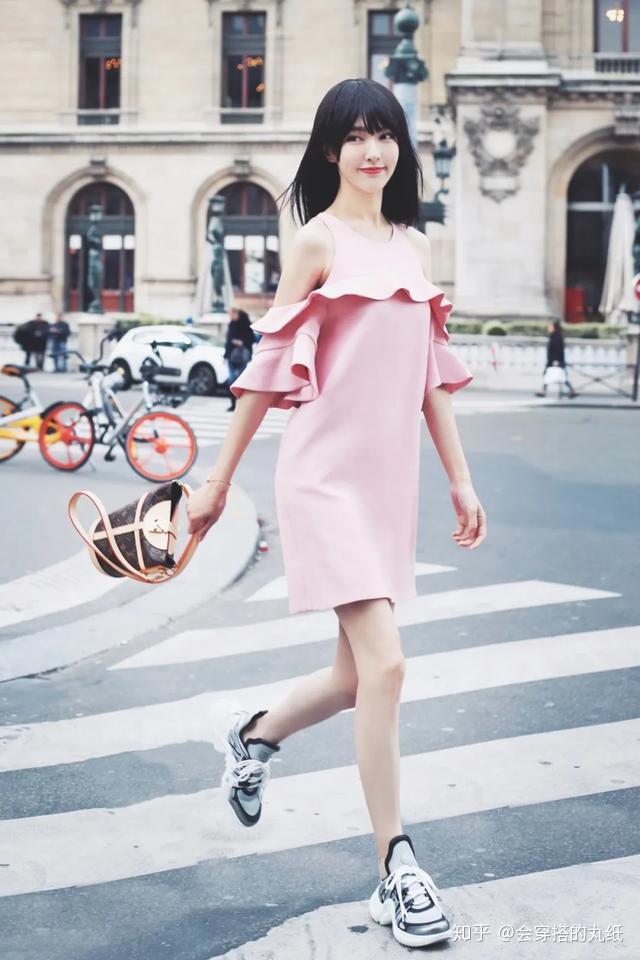 虽说老爹鞋确实有显腿细的效果,但用它来搭配裙子也实在是不搭.