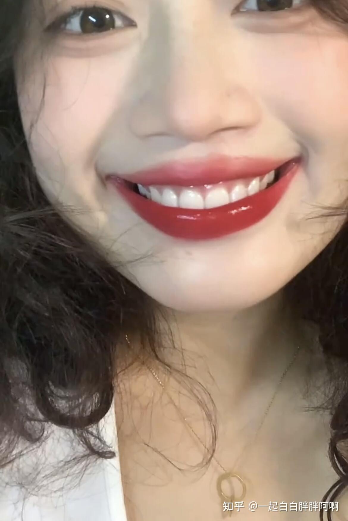 是因为我牙齿真的太太太黄了刚好在暑假被朋友安利了牙粉现在不得不